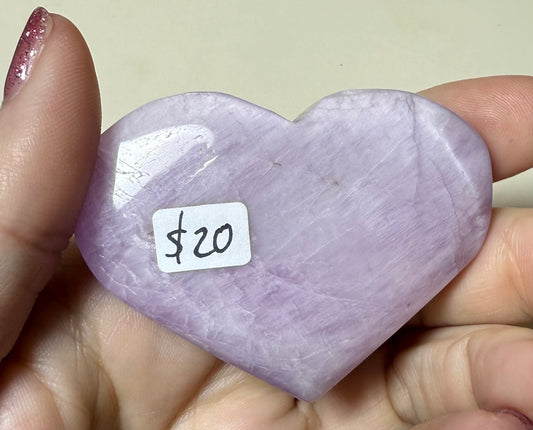 Pretty flashy lavender Kunzite heart